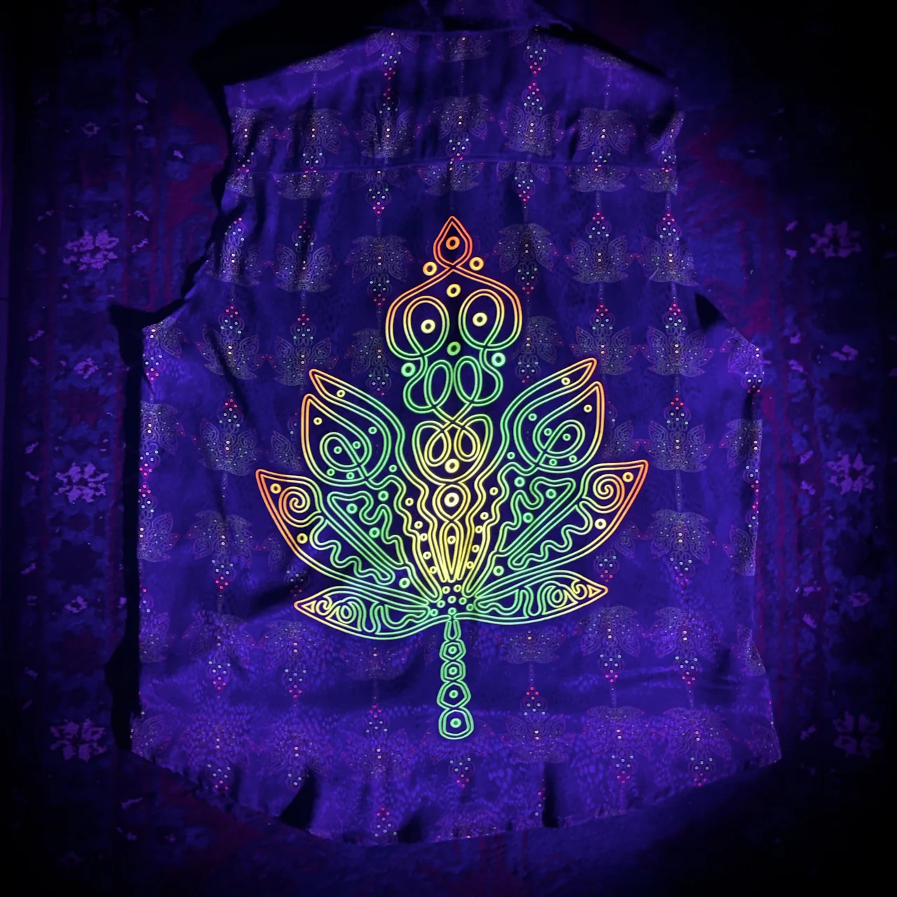 پیراهن وست سایکدلیک مدل Neon Leaf بلک لایت